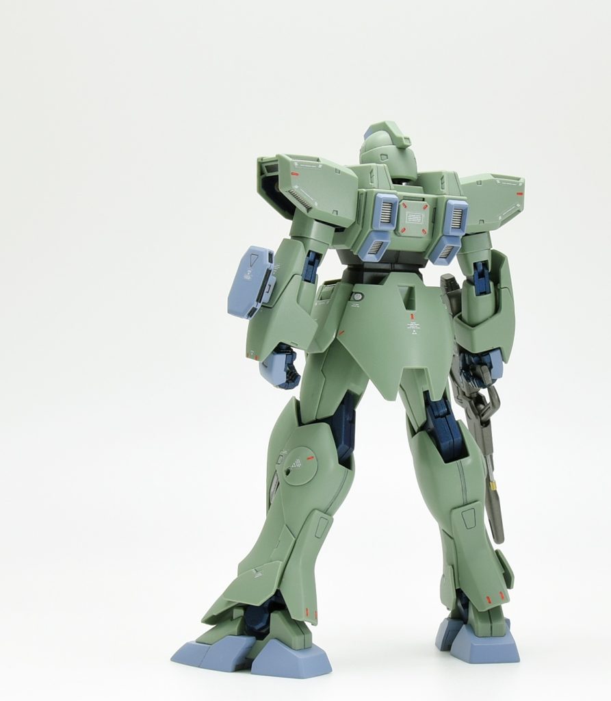 後ろ側斜め後方です。バーニア内部はシルバーで塗装してからマスキングしてマスオブルーを塗装しています。