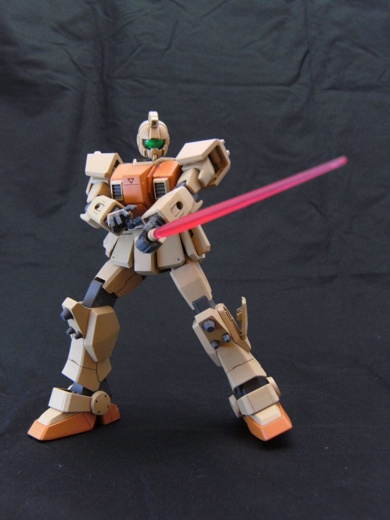 ビームサーベルを装備。
地上戦セット付属の右手用開き手を使用して表情を付けたポージングをば。