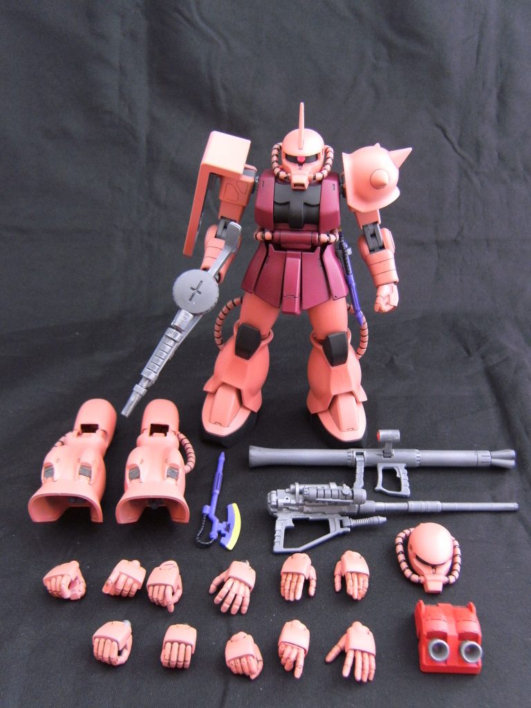 本作の全容です。
ザクⅡ改造ド定番と言っても過言ではないザクⅠとのミキシングで製作。
角なし頭部やFGのパーツを移植した脚部等も用意しました。
また、ビルドパーツも発売されたことで、HDMのハンドパーツも型取り用で保管するのをやめて、本作に使用しました。