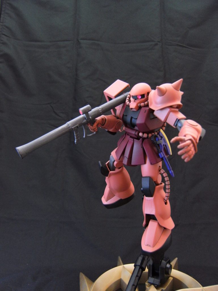 オプション④。
ルウム戦役時のシャアザクを再現するため、角無し頭部を用意。
今では作品によりルウム戦役時にも角があったりもしますが…。