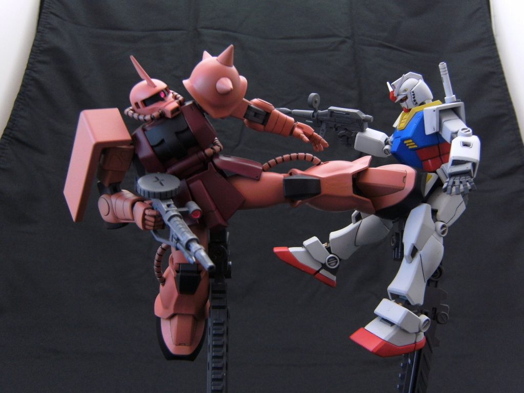 オプション①。
通常の腿パーツとは別に、ガンダムを蹴る名シーンを再現するための腿パーツを用意。
股関節の受けパーツに角度を付けてます(詳細は写真の最後に。)