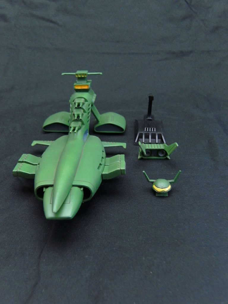 本作の全容。
艦橋とコムサイ用バーニアブロック、台座との連結は全てネオジム磁石による接続です。