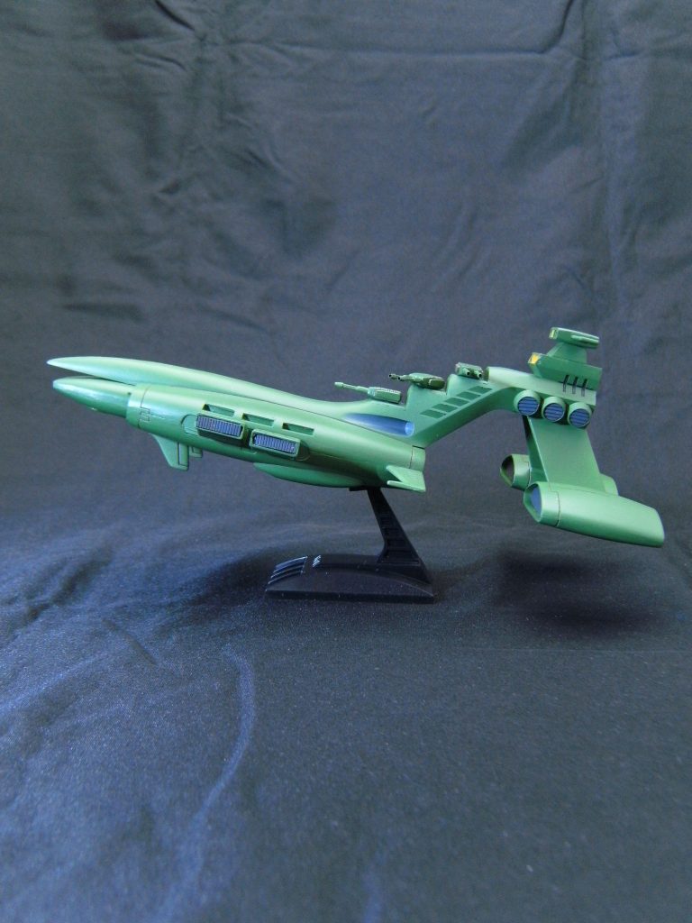 サイドビュー。
四角いダクトはエバグリのプラ板、丸いダクト部分は市販パーツを使用。
主砲の軸はネオジム磁石内臓で回転可能です。