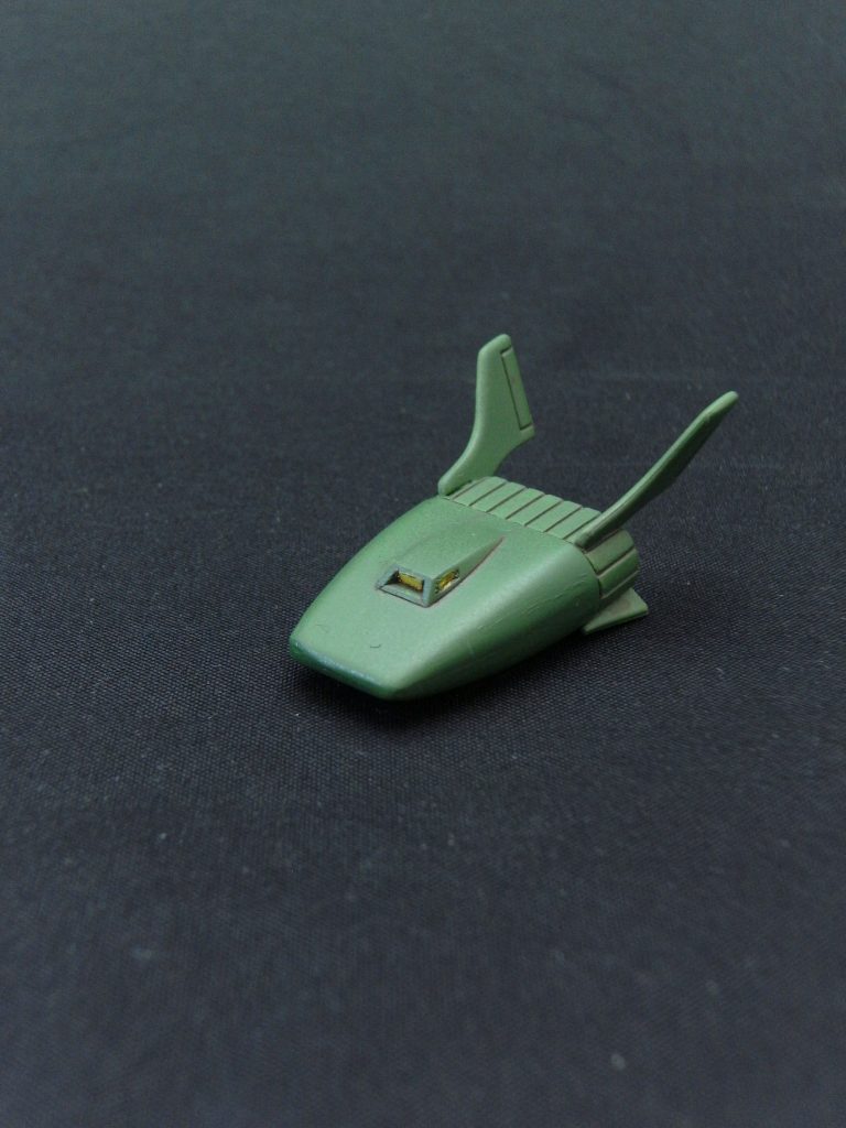 艦首部分の小型艇コムサイはもちろん着脱可能。
尾翼の角度を変えた物を別に用意しました。