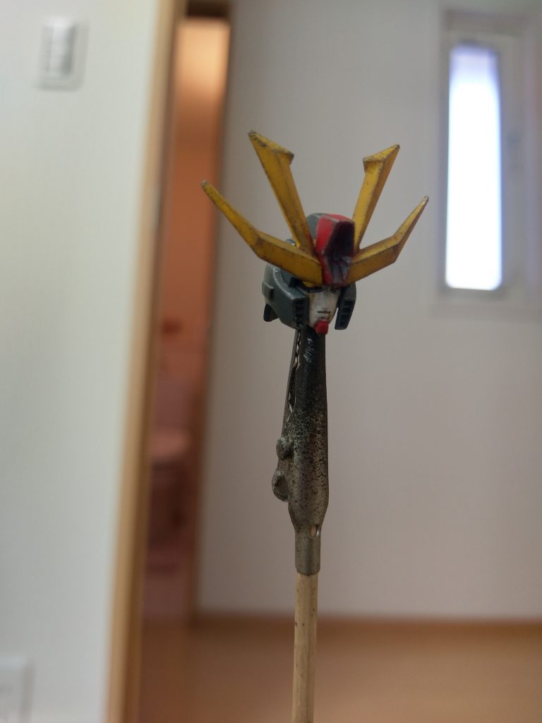 google先生の画像でマスク割れの絵があって衝撃を受けたので、ガンダムフェイスなしバージョンの顔を余剰パーツを削りだして作りました。