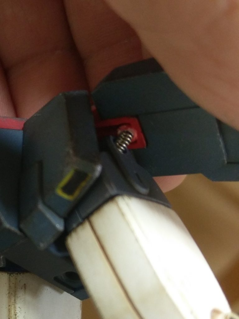腰の稼動が元ネタは終わってたんで各部のピンを2ミリスプリングに入れ替えて干渉を逃がすようにしました。