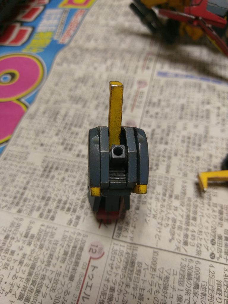 足周りの稼動部の拡張のため、太ももの内側の削り込みをし、膝裏側の開口部を拡大しました。ただ膝裏の内部が丸見えになっちゃうので適当なディテールをプラ板と棒ででっち上げました。