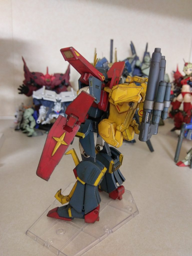 ウイングシールドは当初スジボリ追加と塗り分けで設定画通りの意匠していたのですが製作技術の未熟さのせいでパッとしなかったので、埋め直してビルドパーツの連邦マークを星型にでっち上げて貼り付けました。