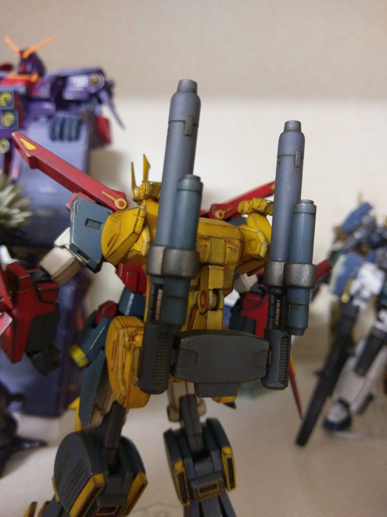 背部キャノンの連結部がつっかえ棒にしか見えなかったのでノーネイムライフル付属の関節パーツに入れ替えました。砲を展開した時もいい感じになります。お薦めです。