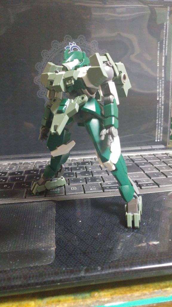 制作初期段階。
ボールデンのジョイントを組み合わせて足首に若干の表情付けが出来るようになってます。