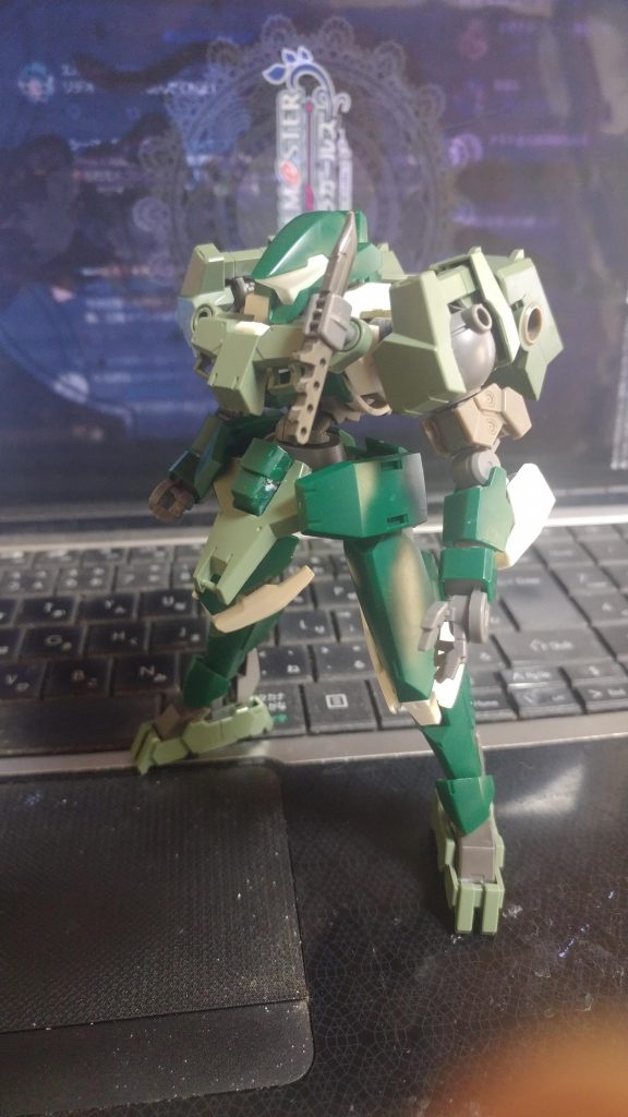 グレネードと胸部ハードポイント取り付け。
ここからはほぼ塗るだけ。