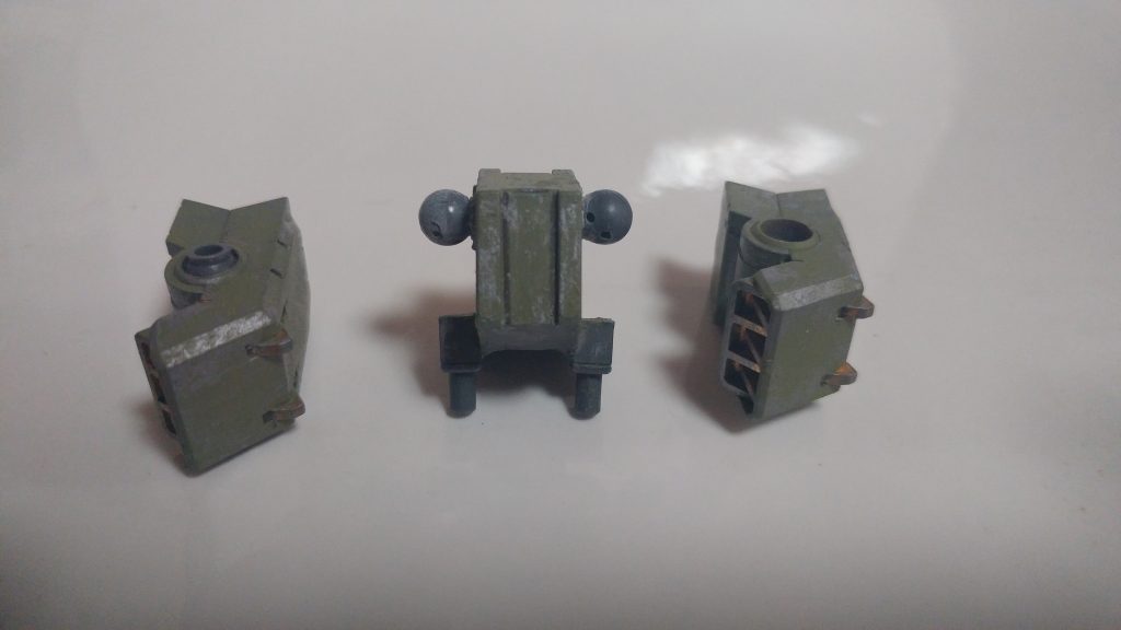 バックパック。
本体への取り付け部分はボールデンのアームジョイントを加工して接着。
ブースターは前述の通りボールジョイント(大)がそのまま入るので丸々置き換えています。