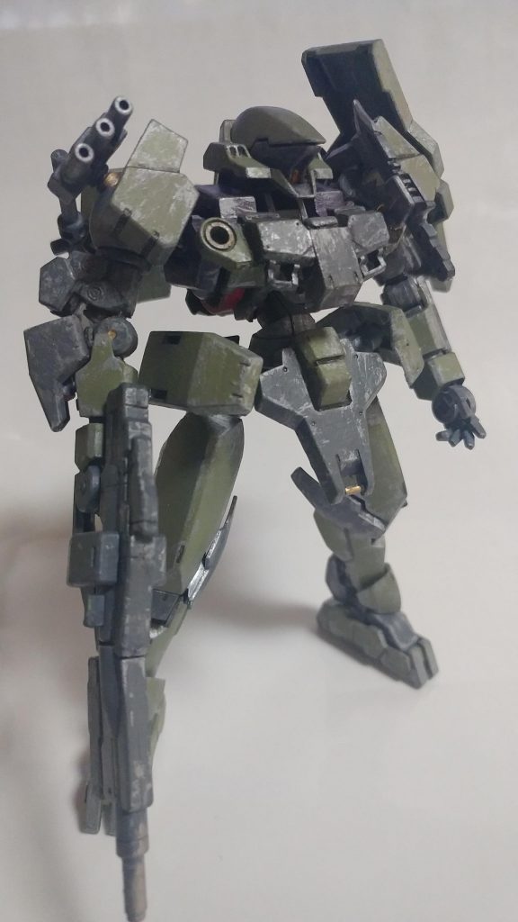 前面。
装甲は肩、胸、フロントアーマーに追加。二の腕装甲は適度に削ってフレームに接着しています。
肩は干渉部分を削れば示し合わせたようにピッタリとハマってくれるのでオススメ。
足の甲は鉄血MSオプションセット6に付属するマガジンを使用してます。