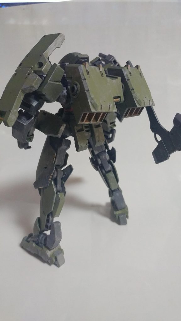 背面。
ストライカージンクスのバックパックはボールデンアームアームズのボールジョイント(大)に置き換えて表情を付けられるようにしています。同じく外側のジョイントはボールポリを入れて3ミリジョイント化。