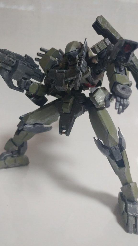 腕部にはグレネードランチャーを増設。
こういう手足に収納されている系の武器はポージングの幅を広げられるので楽しいです。