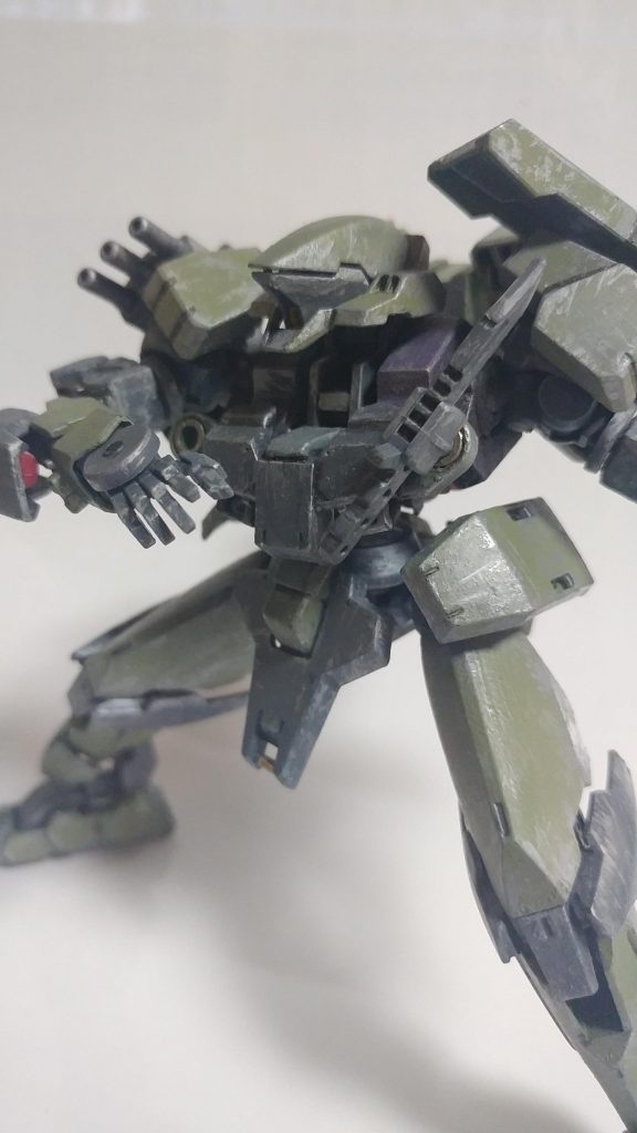 胸部ハードポイントには格闘戦用ナイフを装備。
特殊部隊をイメージしたガンプラを作る場合、こういった「それらしい」パーツを取り付けると一気にテンションが上がります。
ハードポイントはストライカージンクスのフロントアーマーの物を切り取り移植。