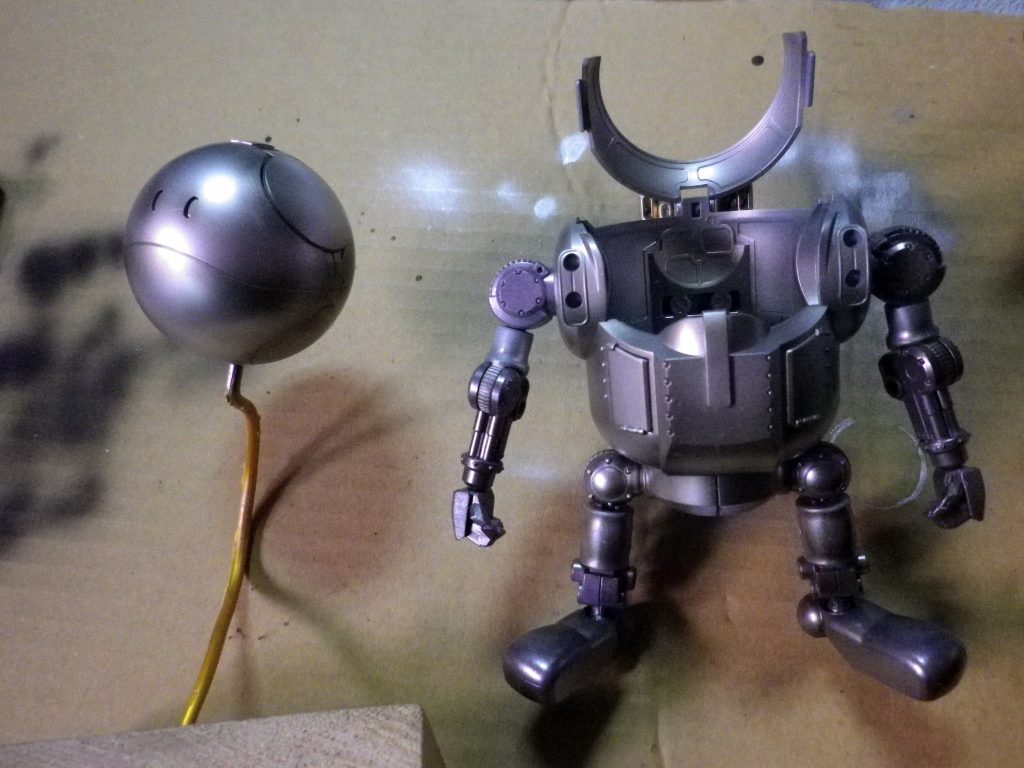 シルバー系にメタリック漢を吹き付け陰影をつけています。