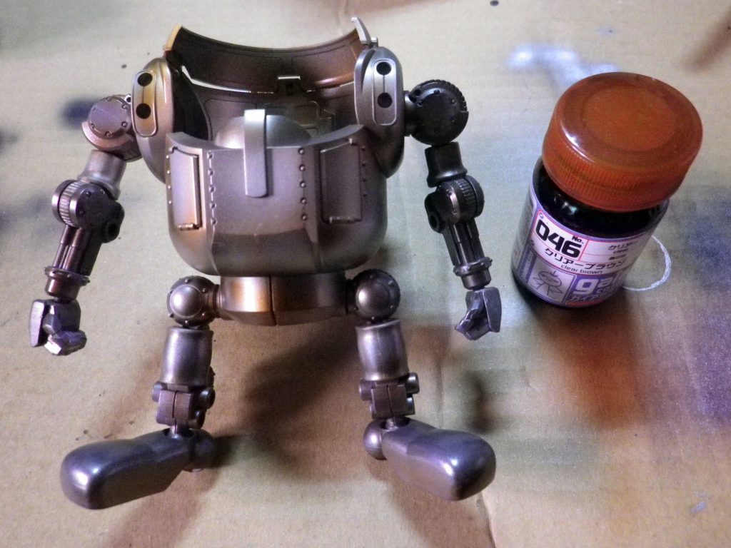 ガイアカラーのクリアーブラウンで油シミ等のウェザリングを吹き重ねます。