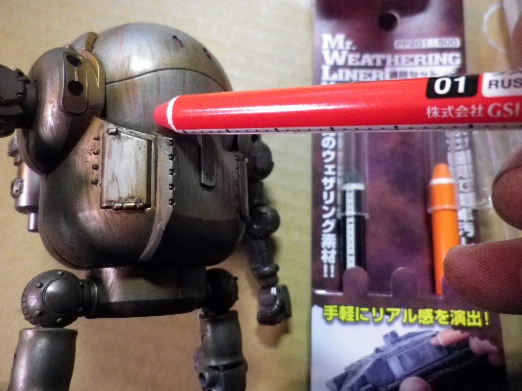 クレオスのウェザリングライナーで錆＆すす、雨だれを書き込みます。