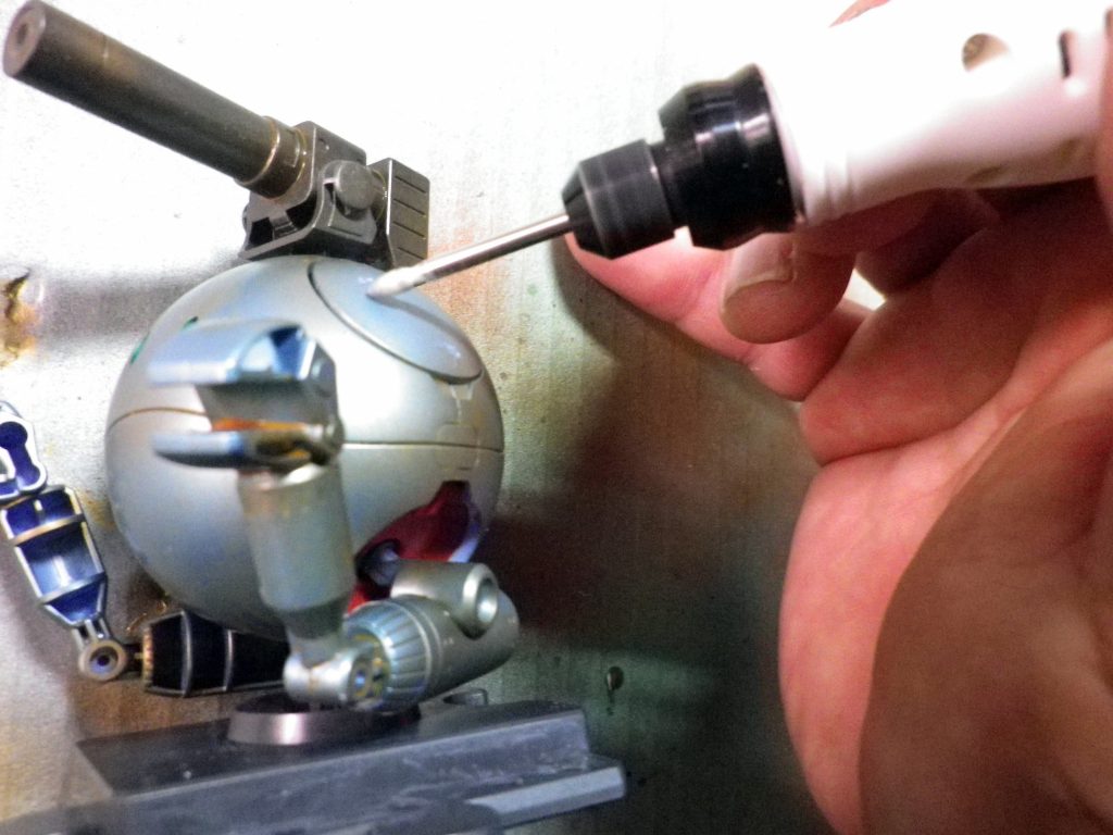 リューターで傷を直に彫ってウェザリングライナーで書き込みです。