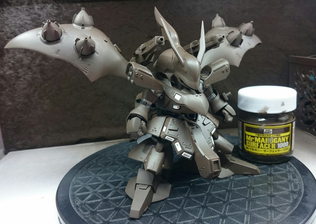 捨てサフの後に本サフした状態です。
調色が苦手なので全体的に暗くなるようにマホガニーのサフをチョイスしました。
お陰で角やバーニアに使ったオレンジが浮いた印象にならず良かったです。