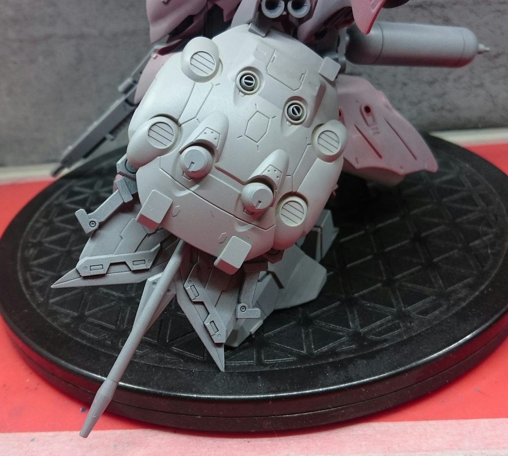 シールドはメイン写真で持たせているハルバートも装備できるのですが肘関節が重さに負けてしまうためフル装備は断念しました。