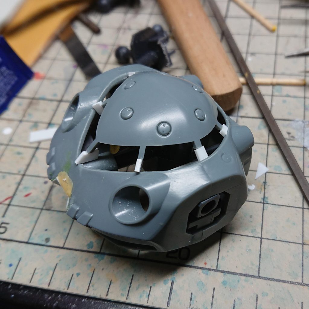 窓枠(?)はプラ板で延長.顔を大きくする代わりに目周辺のみサイズアップ.