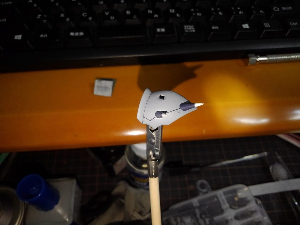 肩のトゲを尖らせている工程です。先端を切断、のちにタミヤセメントを使いプラ棒を接着、大雑把に切り出した後地道にヤスリで整えました。