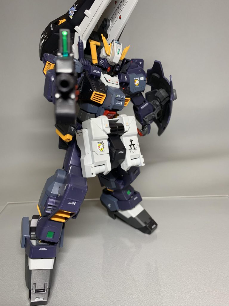 頭部はアンテナブレード形状をシャープに、ダクトフィン追加、頬を薄く削り込んで小顔ぽくw後頭部のボリュームが不足していたのでプラ材でボリューム追加