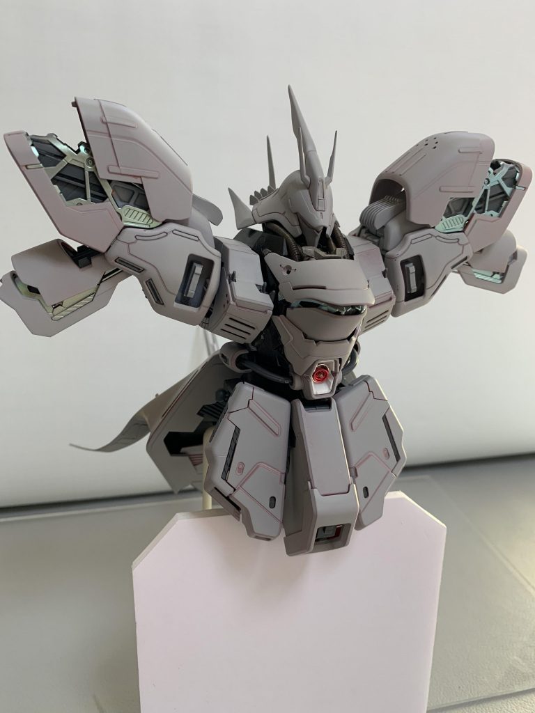 大体の形が決まってのサフ確認 スラスター、アポジモーターフレームは白で全体のコバルトブルーと調和させました サイコフレームはガイアのプリズムブルーグリーン 基本色はストーングリーン