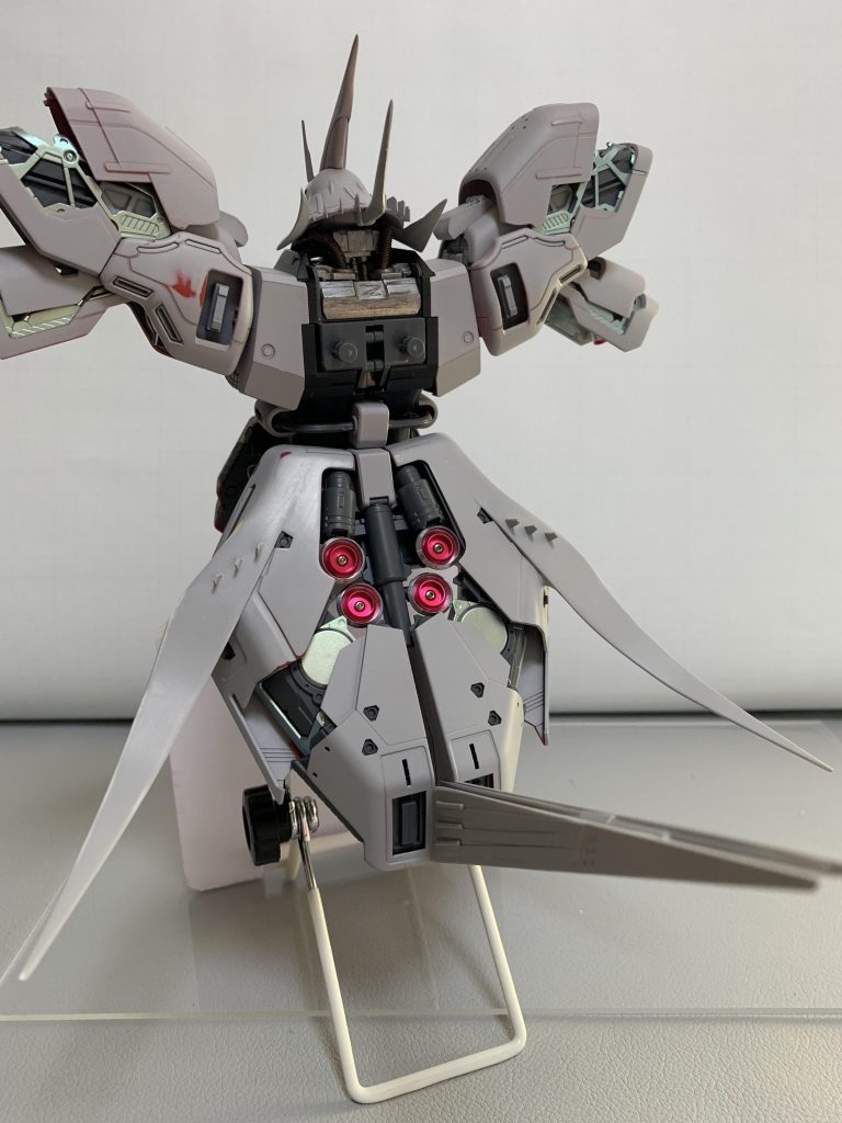 テールスタビライザーはネオジム内蔵で閉じた状態を固定できるようにしています 今回は手持ちにサザビー用のメタルパーツがあったので、少し派手めのメタルパーツアレンジになってます