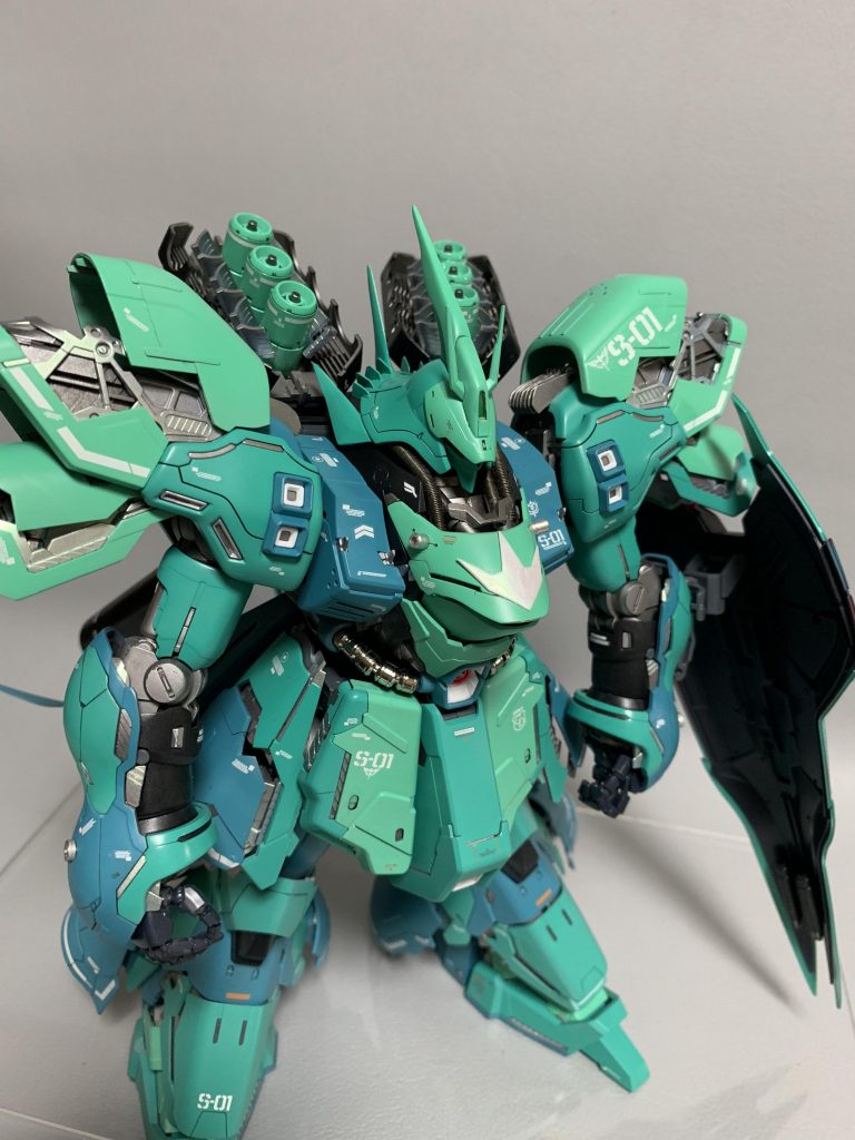 ファンネルコンテナハッチ内部にもサイコフレームが内蔵されているのは通常のサザビー同様だがララⅡの能力故にファンネル一つ一つの運動性能はもはやファンネルのそれとは比較にならないものになっている