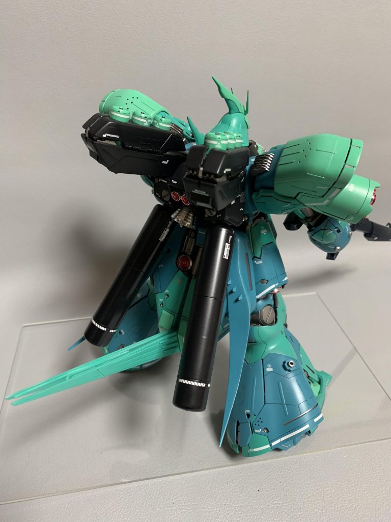 エルメス同様の後部スタビライザーが装備されているがIフィールド発生装置が内蔵、シールドのものと同時に展開すれば死角がほとんど無くなる様設計されている