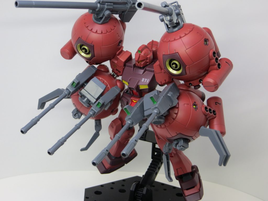 腕のボールからクローを展開可能。普段は折りたたんでいます。