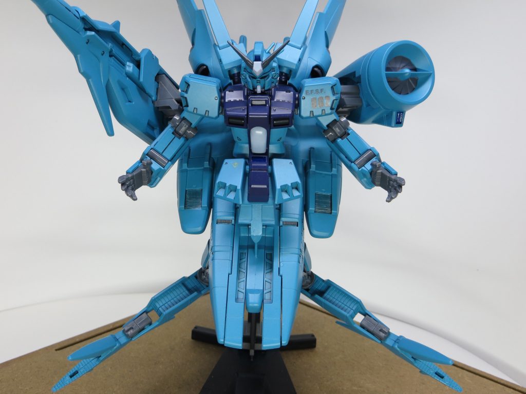 前から。機体右側にメガビーム砲を装備していますが、長すぎて画像に収まりません。