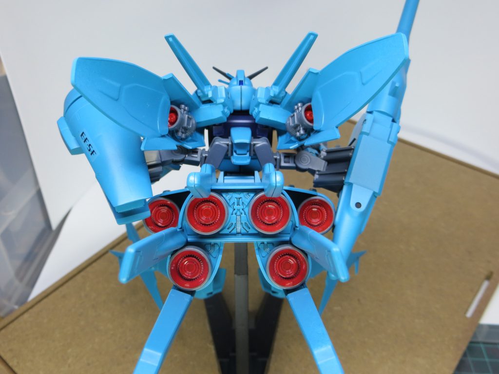 後ろ姿は少し独特。色々大きすぎて撮影ブース(という名のプラコンテナ)からはみ出てますが、気にしない。