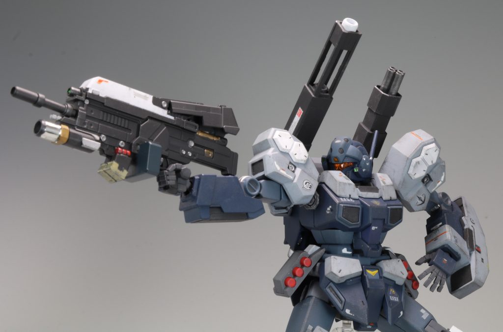 射撃ポーズ
機体は原作忠実なカラーリングですがライフルは塗分けで、オリジナル感は出しました。