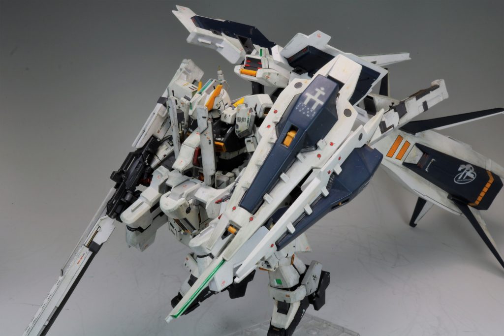 二枚のシールドブースターは少し角度をつけてあるのがポイントです。