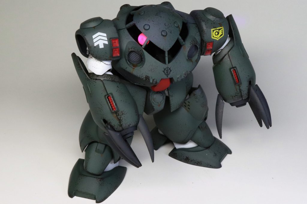 モノアイはほぼ1周させることができます.
またHアイズの裏にラピーテープを貼り,表面に蛍光ピンクを塗装したのでUVライトに反応して光ります.