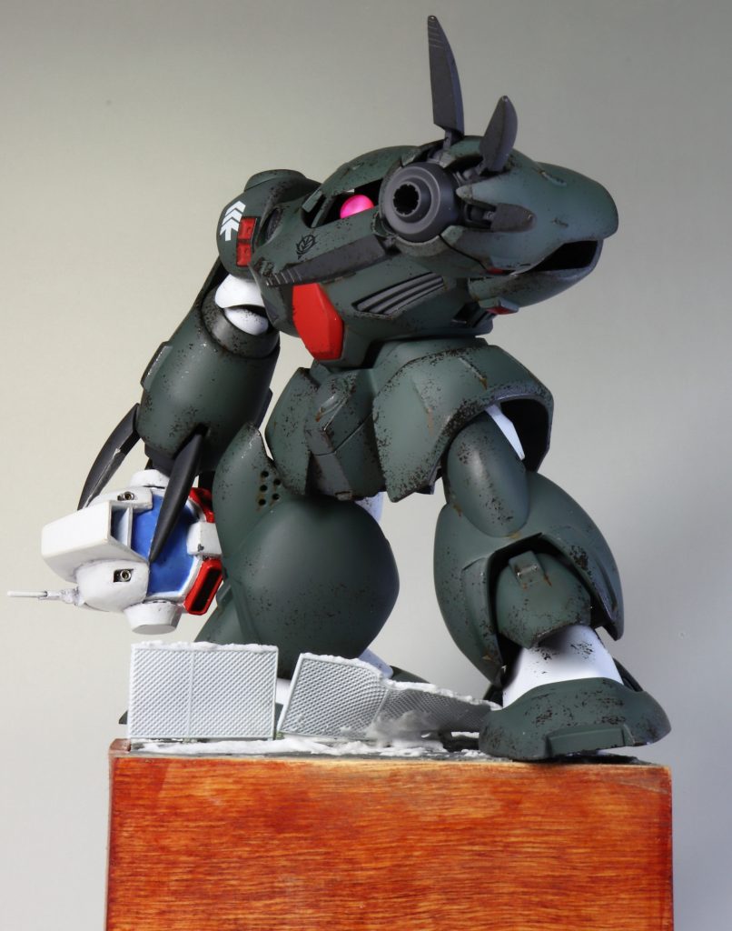 フェンスを踏みつぶしながら基地制圧を開始!