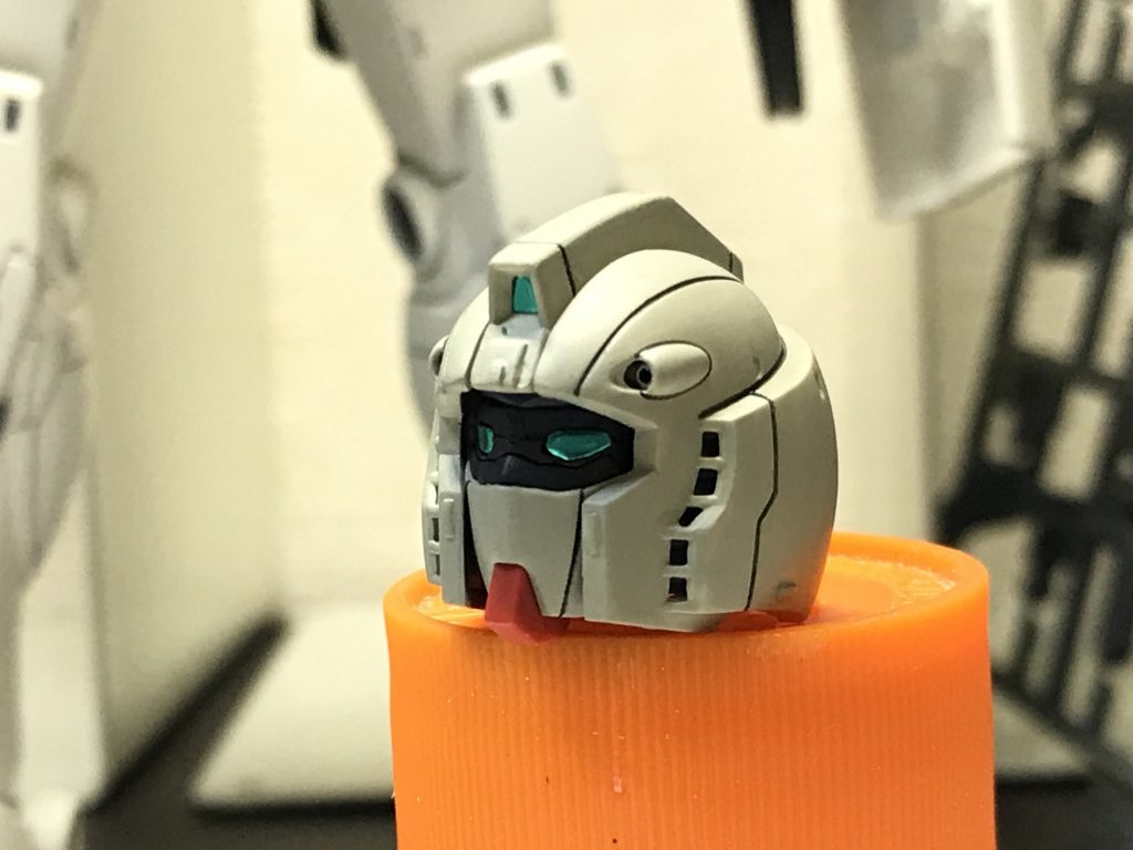 顔はこの様に、への字のスリットを埋めて微妙な顔つきを目指しました。エクシアのようですね。