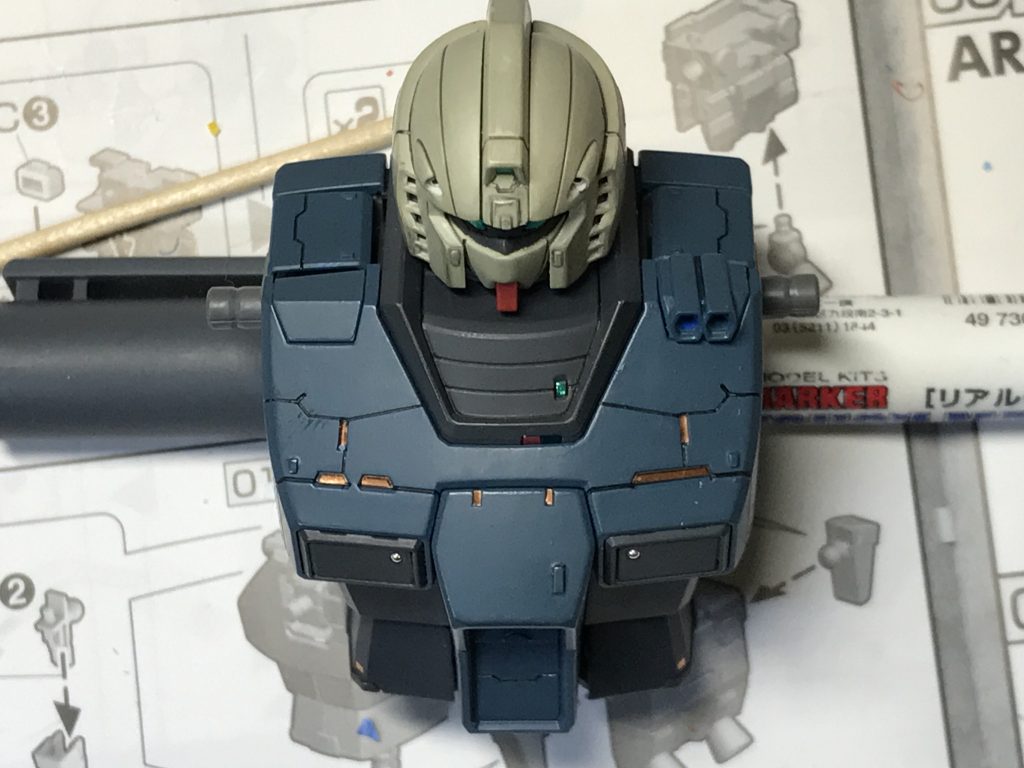 胴体のスジ彫りに合わせ、アクセントにキラッと光るシールの余白の部分を切ってはったりしてます。