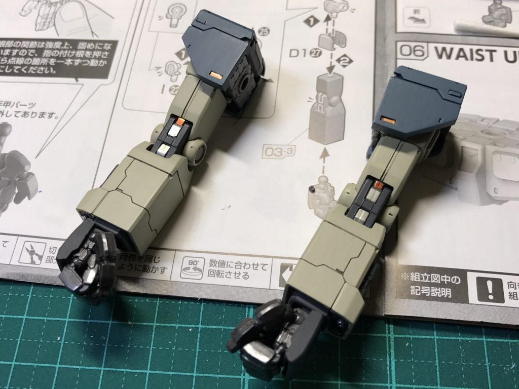 腕部のスジ彫りなどです。