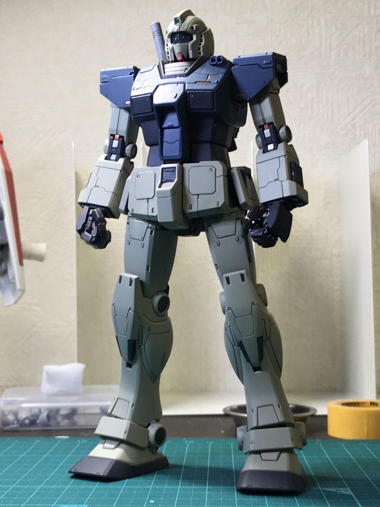 胴体や腕部に、少しだけスジ彫りを入れております。