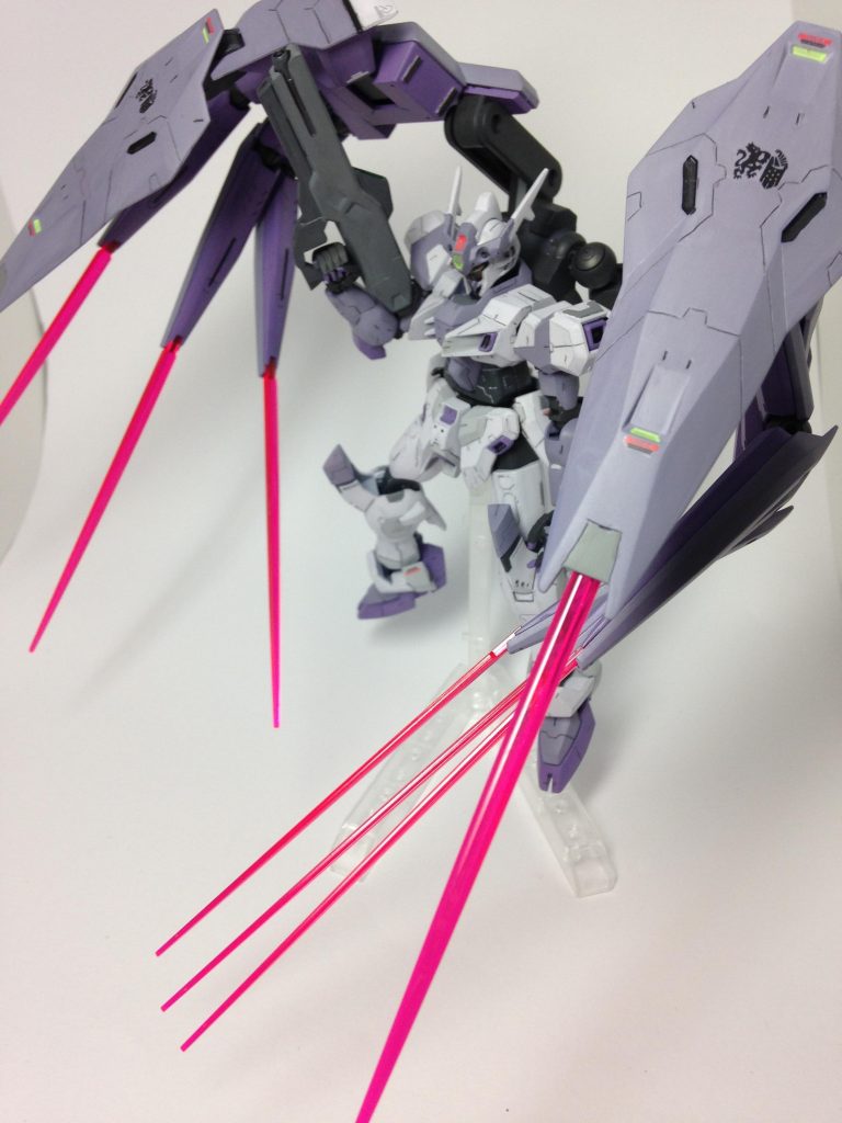 アクションシーンのショットです。
関節がしっかりしているので、グリグリ動かすことができて楽しいです。ビックアームの指が開くように改造しておけば良かったです。