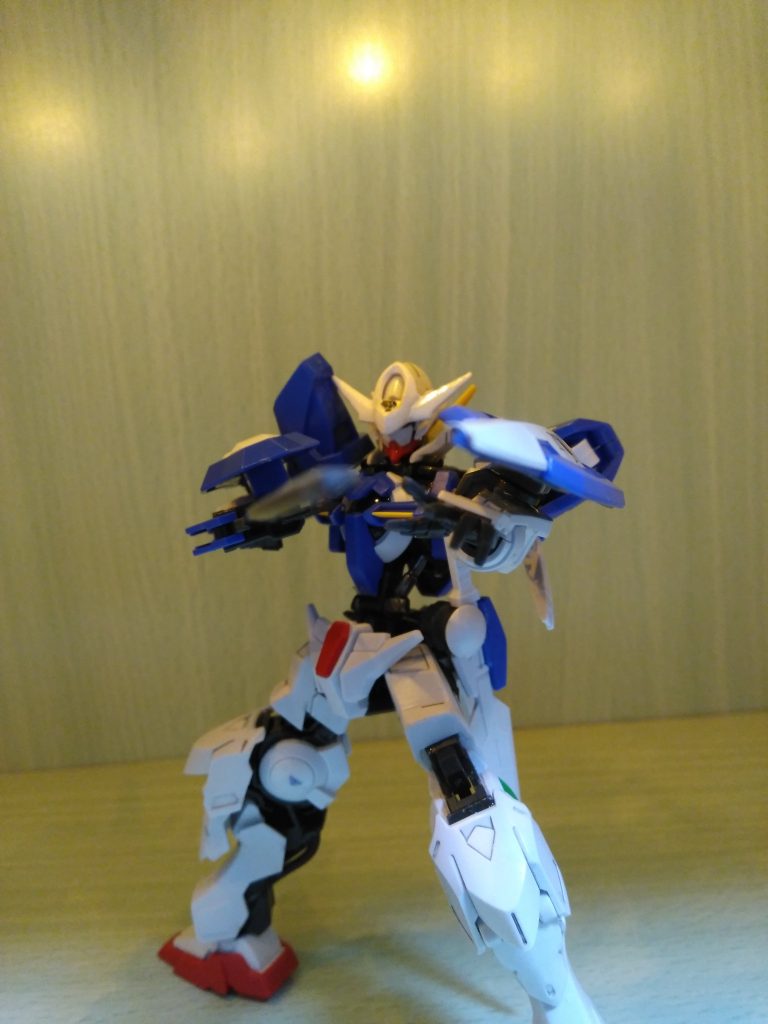 見えにくいが刀のようなものを装備している、これはGNソードといいモビルアーマーが装備していた武器をそのまま流用したものだ。
この武器は刃をGN粒子で包むことにより驚異的な切断能力を発揮する。