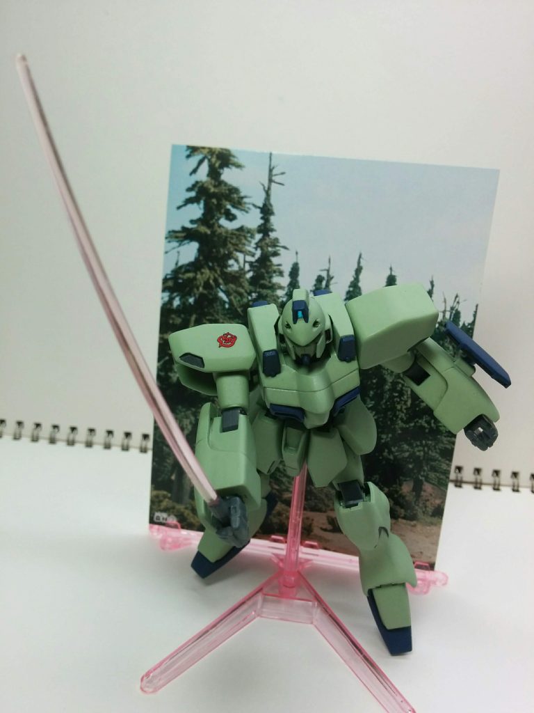 スタンド、クリアーのビームサーベルが付属します