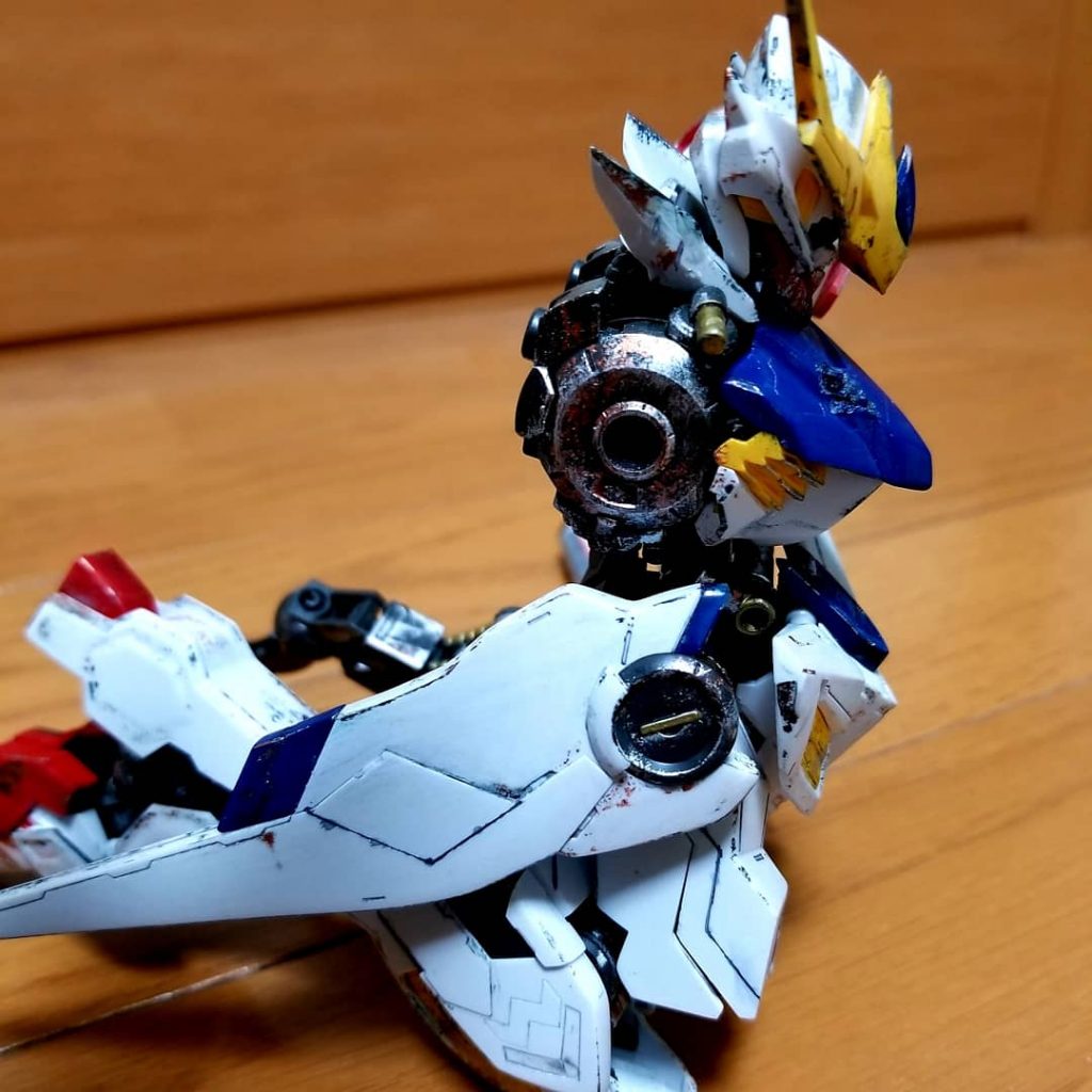 そこからヤスリがけしたりスジボリ。