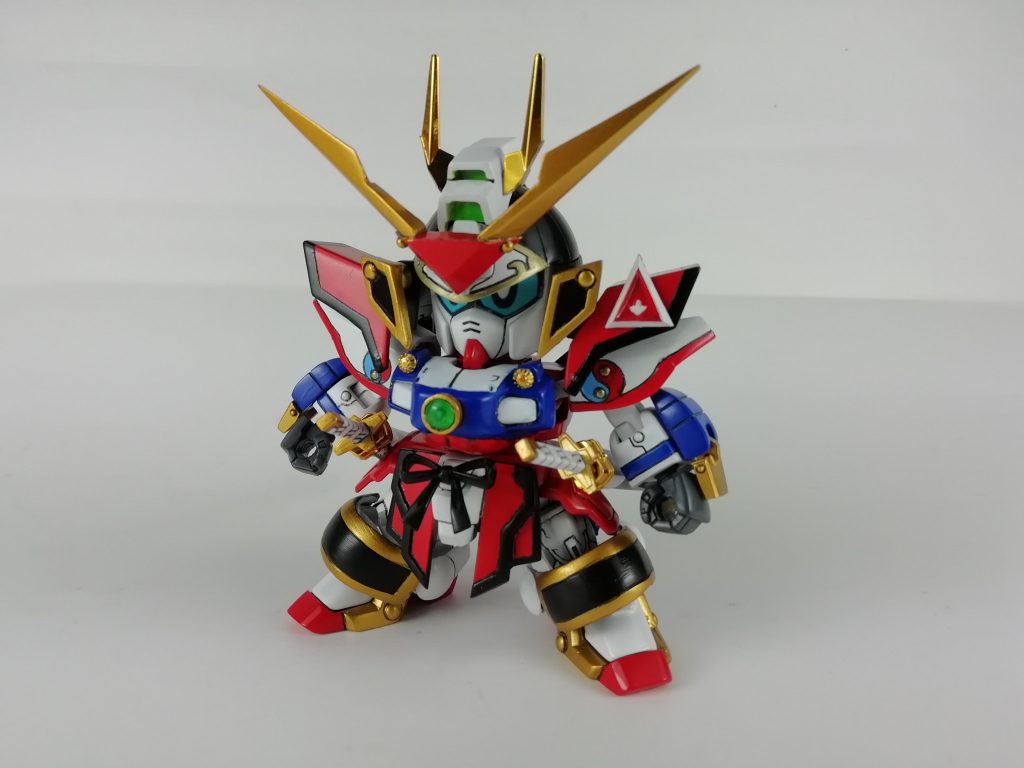 通常形態、前面
左肩についている三角形の結晶はオリジナル企画内でのキーアイテムになります。