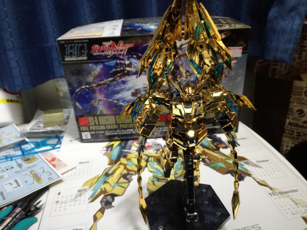 映画のポスターのフェネクスのポーズにしたかったのですが平手パーツ無かったのでビルドナックルの平手に変えました